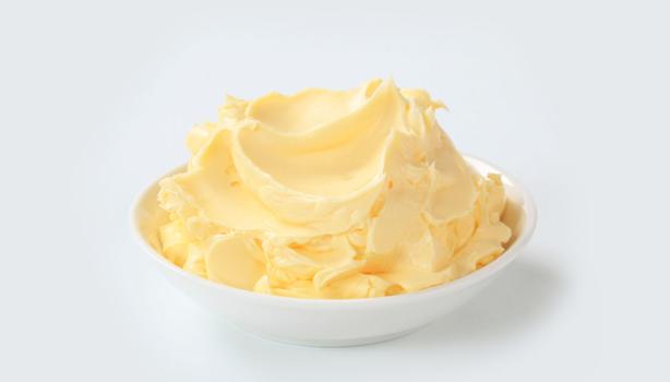 Mantequilla clarificada ghee en un tazón blanco