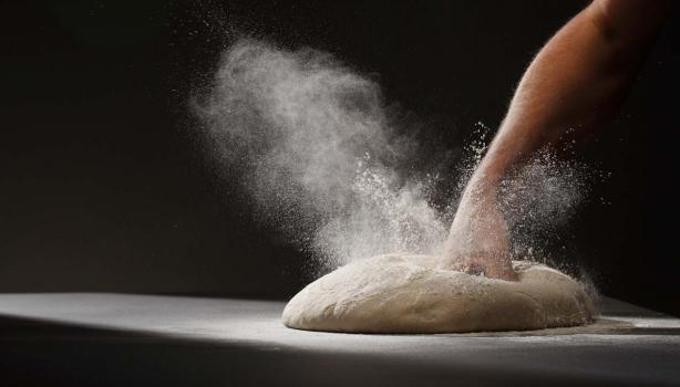 Tipos de masa en repostería, persona amasando