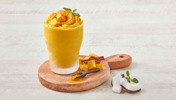  Leche dorada con endulzante de coco y fruta, una bebida tradicional de la India. 
