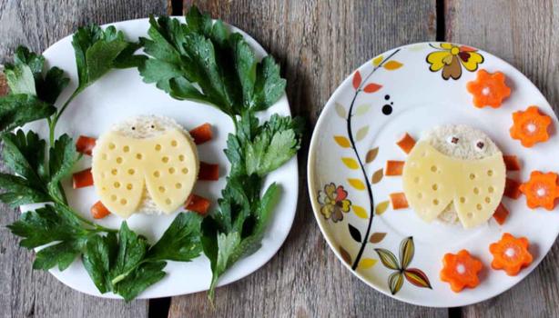 Queso y pan preparados con cortador de alimentos. 
