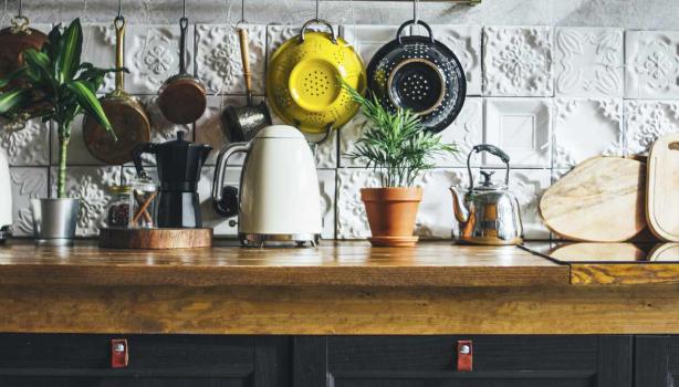 Encimera con tetera de cocina, consejos de cómo limpiarla 