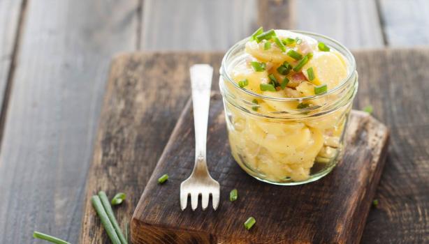 Ensalada de papa en vaso con cebollín y salsa blanca