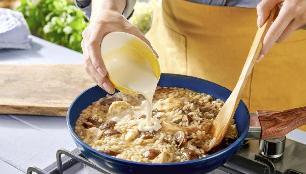 Una persona preparando una receta de cocción lenta con champiñones, crema y arroz
