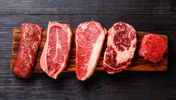 Cinco cortes para sellar la carne sobre una tabla de picar 