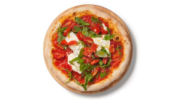 Focaccia italiana con pasta de tomate, queso burrata y rúgula encima, vista desde un plano cenital