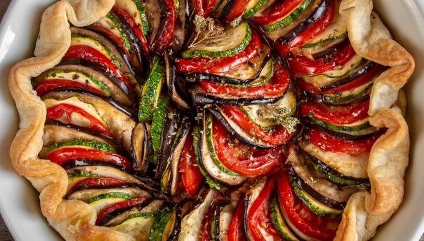 Plato con receta de galette crujiente y rellena de vegetales