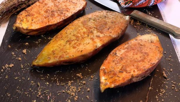 Camote asado Partido por la mitad, con hierbas secas