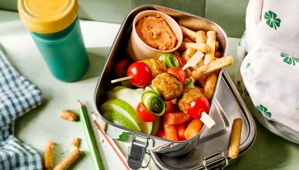 Lonchera con brochetas de vegetales y frutas frescas para alimentación escolar