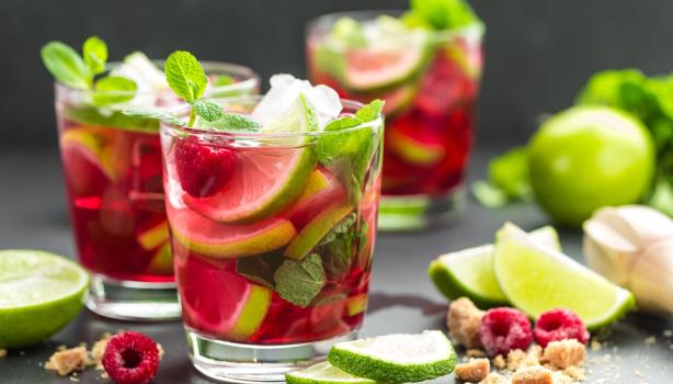 Bebida con frambuesas y lima, ideal para acompañar té de hojas de frambuesas