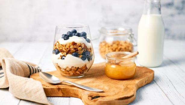 Granola con yogurt griego y miel para alimentarse saludablemente.