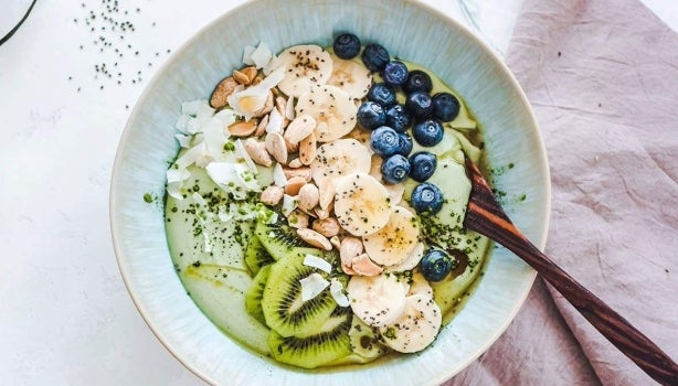 Tazón con frutas y verduras que contienen potasio y magnesio