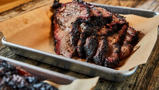 Delicioso brisket texano recién sacado del horno