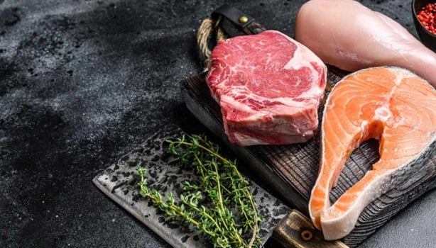 Distintos tipos de carne magra en la mesa listos para asar