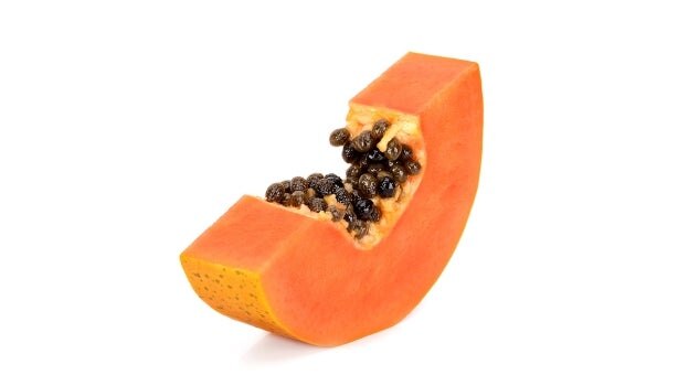 Papaya partida con semillas de papaya