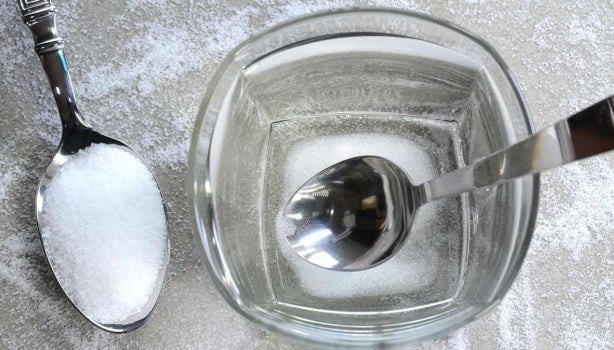 proceso en el que se está haciendo salmuera para cocinar.