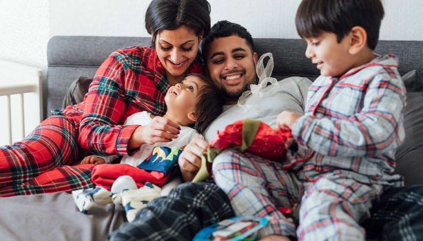 Familia relajándose para ver películas de navidad.