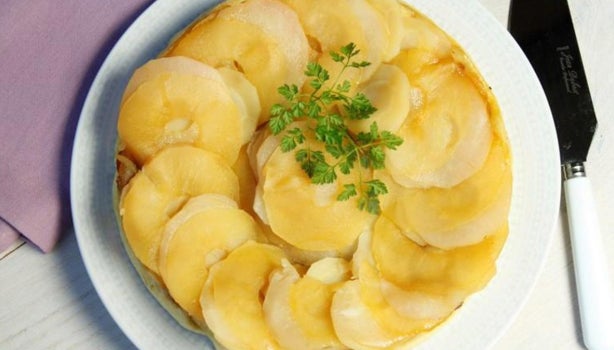 Chayote laminado y puesto en espiral sobre un plato redondo.