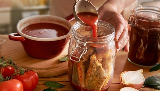 Cocinero conservando alimentos en escabeche.