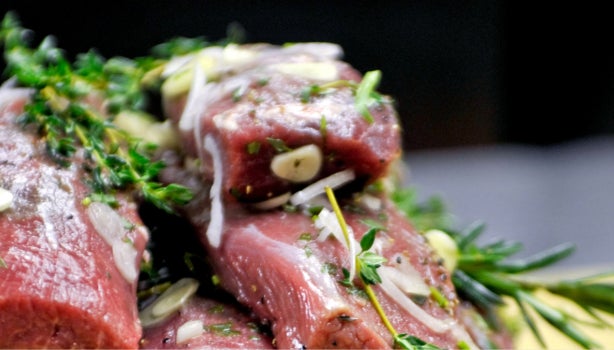 Lomo de cordero con adobos de romero, tomillo, ajo y aceite de oliva virgen extra, listo para la parrilla.