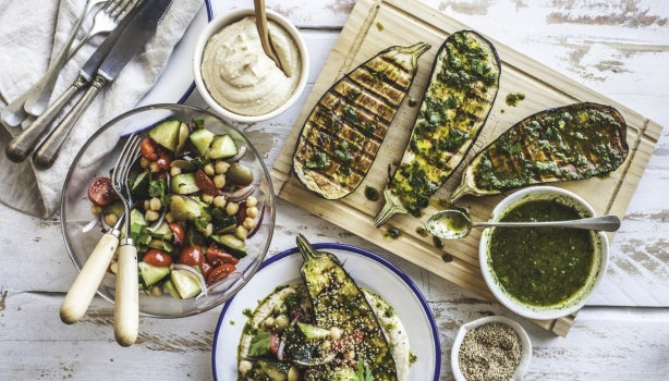 Cena con berenjenas a la parrilla y proteína vegetal.
