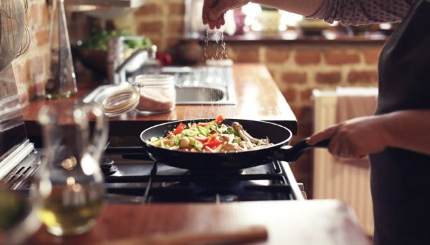 Cocinar verduras, condimentando con ajonjolí.