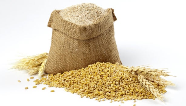 Saco de grano de trigo y salvado de trigo.