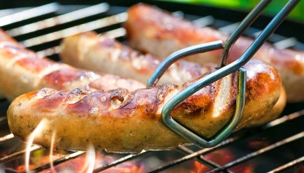 Deliciosas salchichas alemanas a la parrilla.
