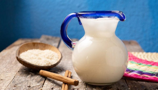 Tipo de horchata sobre mesa de madera.