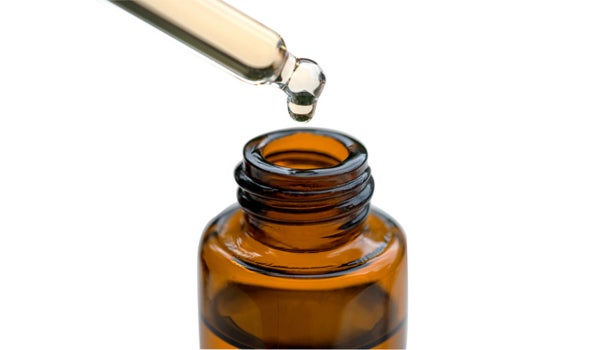 Aceite de canela en fondo blanco.