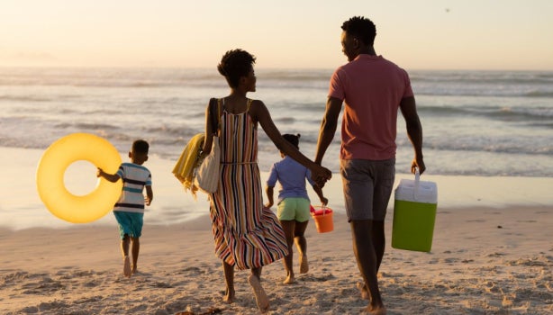 Cómo organizar la hielera para la playa en Semana Morazánica en un viaje en familia.