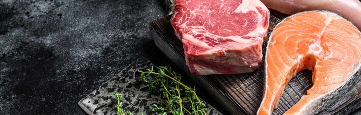 Distintos tipos de carne magra en la mesa listos para asar