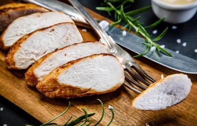 Pollo sobre tabla de madera