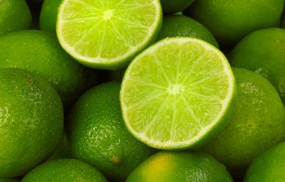 Un limón, uno de los cítricos más usados, partido por la mitad, encima de más limones. Un limón, uno de los cítricos más usados, partido por la mitad, encima de más limones.