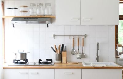 Cocina organizada con porta utensilios Cocina organizada con porta utensilios