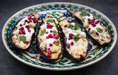 Una forma de cocinar con berenjena es usarla para rellenarla con algunos ingredientes