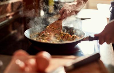 Cocinar en sartén y quitar grasa de la cocina Cocinar en sartén y quitar grasa de la cocina
