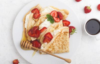 Desayuno crepe con fresas y miel Desayuno crepe con fresas y miel