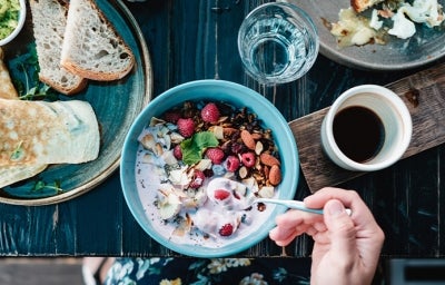 Bowl de frutas, nueces y yogurt, unos de los desayunos fáciles y rápido Bowl de frutas, nueces y yogurt, unos de los desayunos fáciles y rápido