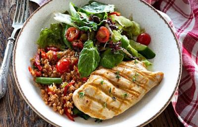 Un pollo marinado, acompañado de ensalada