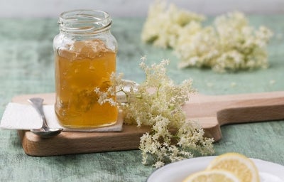 Mermelada de piña sobre una tabla.