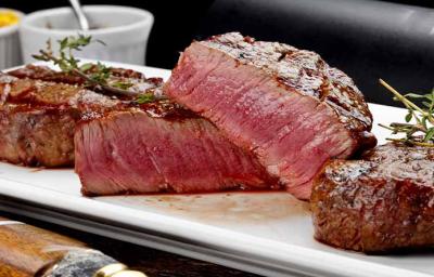 Trozos de carnes maduradas después de ser cocinados Trozos de carnes maduradas después de ser cocinados