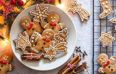 Galletas navideñas en formas de estrellas, árboles y muñecos