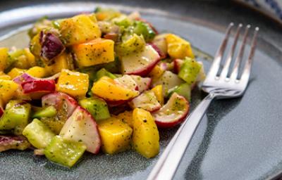 Una ensalada con mango y verduras, con su aderezo. Una ensalada con mango y verduras, con su aderezo.