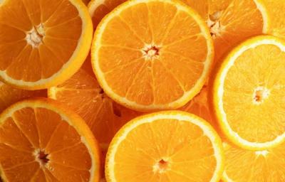 Rodajas de naranja, un alimento agrio o ácido, con una cáscara amarga. Rodajas de naranja, un alimento agrio o ácido, con una cáscara amarga.