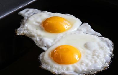 La yema de los huevos contiene colágeno. La yema de los huevos contiene colágeno.