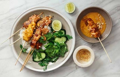 Pollo con sus guarniciones: salsa thai, arroz blanco y verduras.