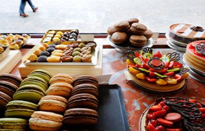 Macarrones, orejas y otros postres de la pastelería francesa. Macarrones, orejas y otros postres de la pastelería francesa.