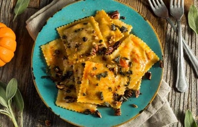Un plato de ravioles, el tipo de pasta rellena más popular. Un plato de ravioles, el tipo de pasta rellena más popular.