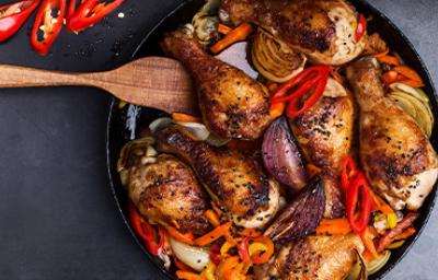 Un pollo agridulce con verduras. Un pollo agridulce con verduras.