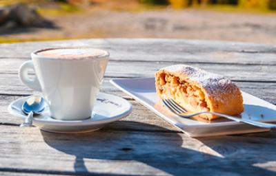 Un strudel de manzana con café. Un strudel de manzana con café.